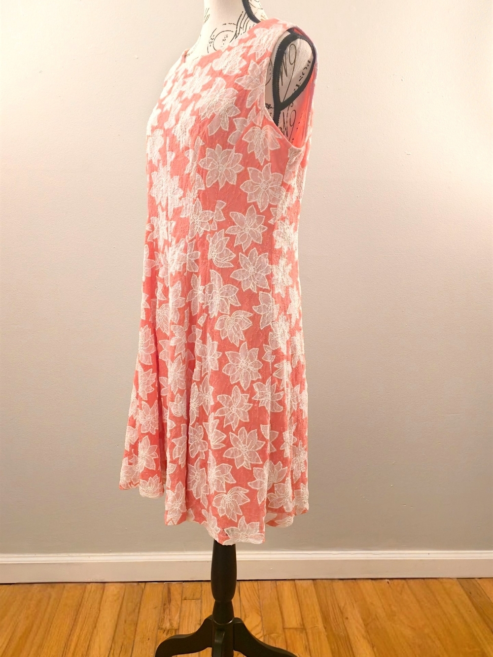 Sleeveless Coral Floral Midi Dress with White Lace Print - Picture 4 of 9
